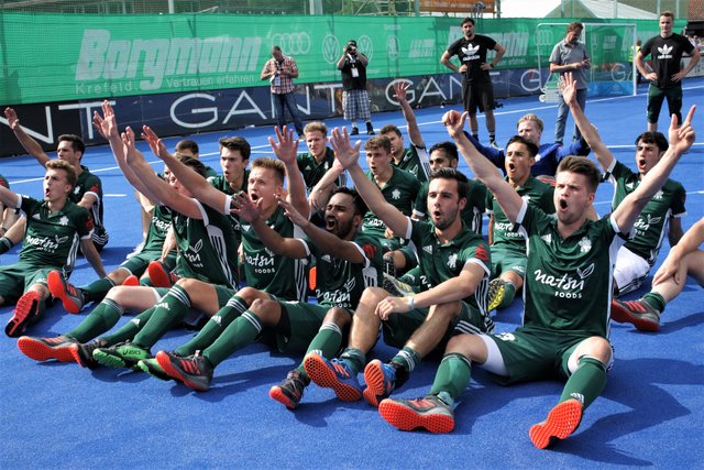 Die Mannschaft lässt vor den und von den Fans feiern.