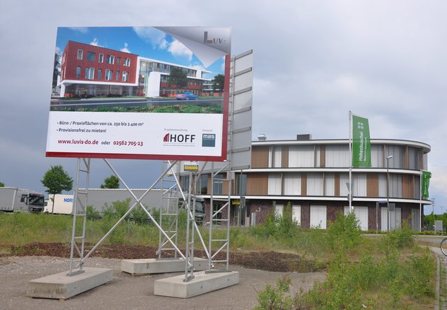 Das Gebäude Leion im Hintergrund steht seit 2016. Das Baustellenschild davor weist auf das Projekt Luvis hin. Entwickler Hoff plant dort Flächen für Büros und Praxen zwischen 250 und 2.400 Quadratmetern.