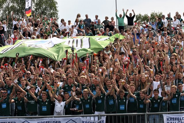 Das war im Finale der 12. Mann für die Uhlen: die nie müde werdenden Fans, die mit lautstarken Gesängen und Anfeuerungen ihr Team zum Sieg trieben.