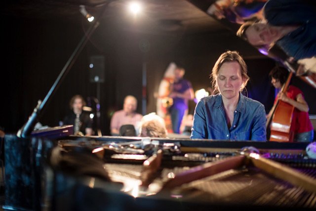 Karin Johannsson (ORD) am Klavier.