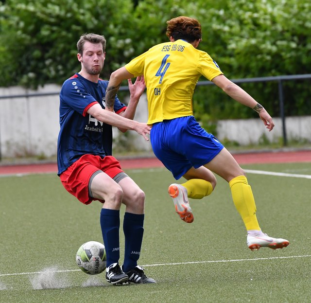 Heiko Wirtz stoppt den heranbrausenden ESG-Spieler.
Foto: Bangert