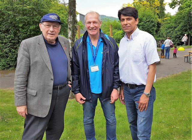 Altbürgermeister Hanslothar Kranz fachsimpelte mit Dr. Henning Muth und Najibulla Ahmadsadah.
Foto: Henschke
