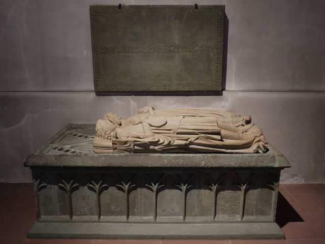 Die Tumba im Arnsberger Kloster Wedinghausen vor der Öffnung durch die LWL-Experten.
