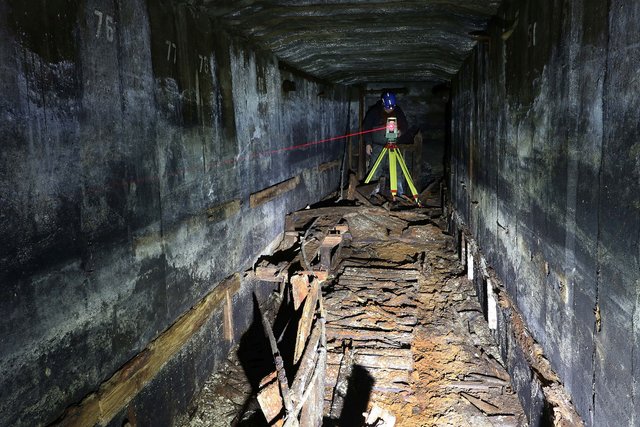 Mit Hilfe eines Tachymeters vermessen die LWL-Archäologen den Luftschutzbau detailgetreu und dokumentieren so die Fundsituation.