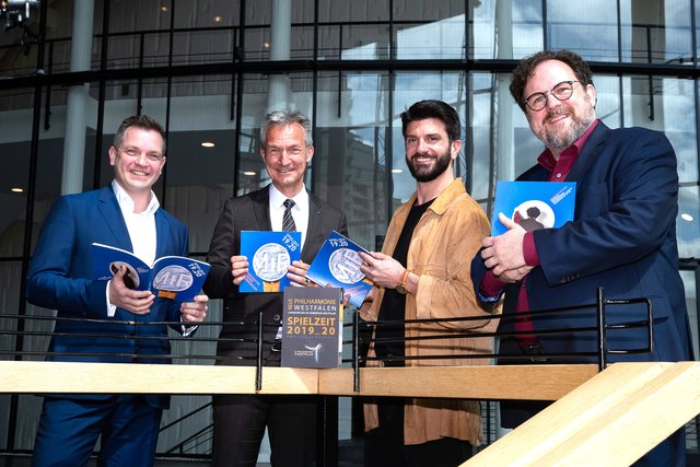 MiR-Geschäftsführer Tobias Werner, Oberbürgermeister Frank Baranowski, Ballettdirektor Giuseppe Spota und Generalintendant Michael Schulz stellten das neue Programm im Westfoyer vor. Foto: Gerd Kaemper 