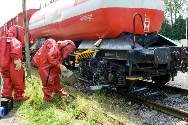 Als erste Sofortmaßnahme wurde defekte Kessel mit Holzkeilen versehen, um das weitere Ausströmen des Gefahrguts zu verhindern.