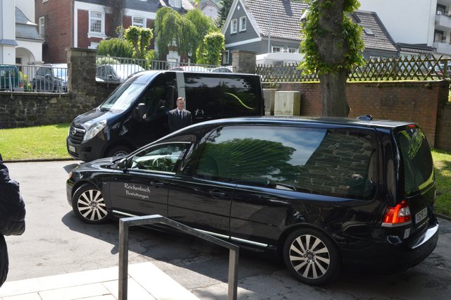 Nach der Abschiedsfeier wurde der Sarg zur Einäscherung weggefahren.