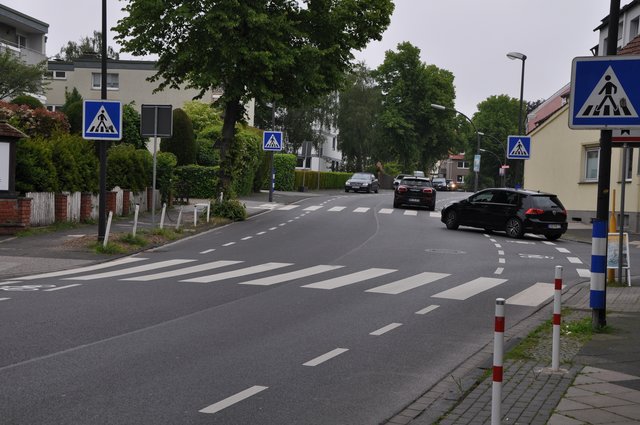 Die Leitung der Elisabethschule wünscht sich an der Cottenburgstraße eine Fußgängerampel statt der beiden Zebrastreifen.