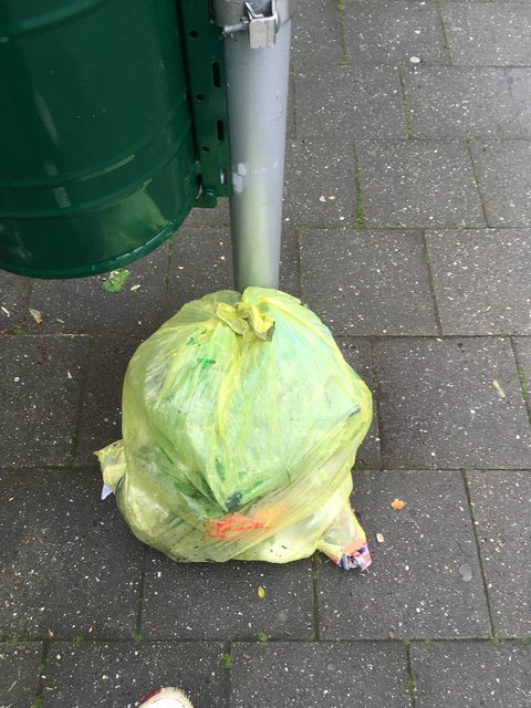 Illegaler Hausmüll widerrechtlich a d Richrather Straße entsorgt