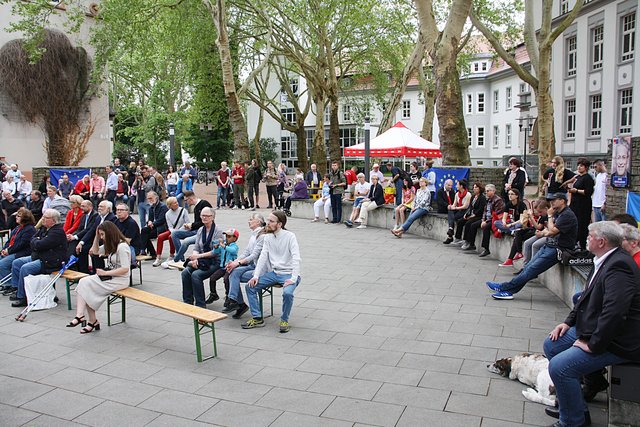 Rund 100 Castrop-Rauxeler waren zu der Veranstaltung auf dem Kulturplatz Leo im Vorfeld der Europawahl gekommen. | Foto: Demuth