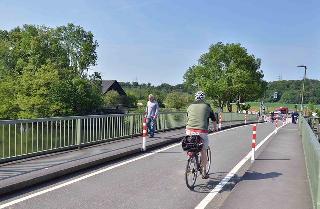 Auf Hattinger Seite wird nun auch der Fuß- und Radverkehr, der die Straße „Auf dem Stade“ im Zuge des Ruhrleinpfads quert, per Signal geregelt. Für den Fahrradverkehr wurde (insbesondere wegen des Ruhrtal-Radweges) eine Vorrangschaltung eingerichtet. Foto: Stadt Bochum