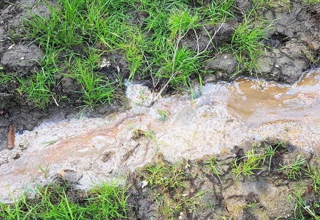 Ungehindert fließt diffuses Wasser aus einem Bohrloch, das auf dem Lennhof-Gelände nicht verschlossen werden kann.