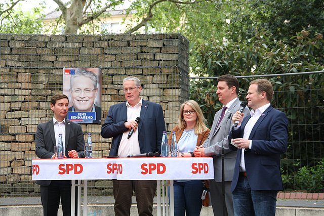 Der SPD-Landesvorsitzende Sebastian Hartmann (v.l.), SPD-Europakandidat Jens Bennarend, die Landtagsabgeordnete und SPD-Vorsitzende von Castrop-Rauxel Lisa Kapteinat, Bürgermeister Rajko Kravanja und Frank Schwabe (MdB) gaben kurze Statements rund ums Thema Europa ab. | Foto: Demuth