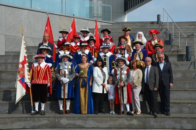 Dieses Gruppenbild wurde beim Schützenumzug zur Eröffnung der Klever Kirmes gemacht. - Der auch von der EU gefördert wurde. Foto: Tim Tripp