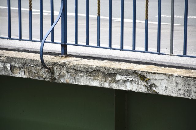 Der Beton ist bereits ziemlich marode, ein Abriss der Brücke steht bevor.