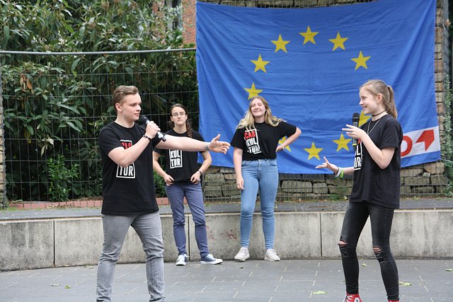 Die CasKultur-Mitglieder Elias (v.l.), Celina, Jasmin und Fiona improvisierten Szenen rund um den Begriff Demokratie. | Foto: Demuth