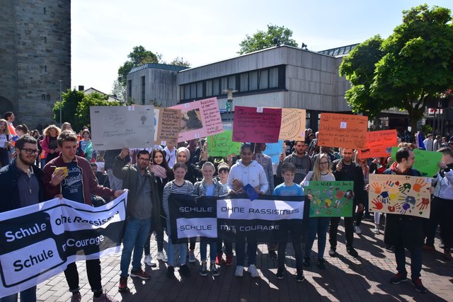 Die Schüler liefen durch Unnas Innenstadt und kamen auf dem Vorplatz des Kreishauses Unna zusammen.