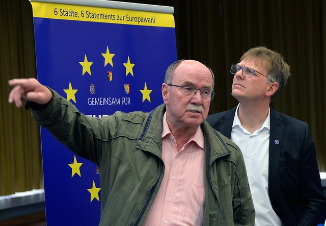 Die ersten Hochrechnungen liegen vor und werden von Franz-Josef Thorwesten (links) und Martin Lange von der Gladbecker CDU auch sogleich kommentiert.