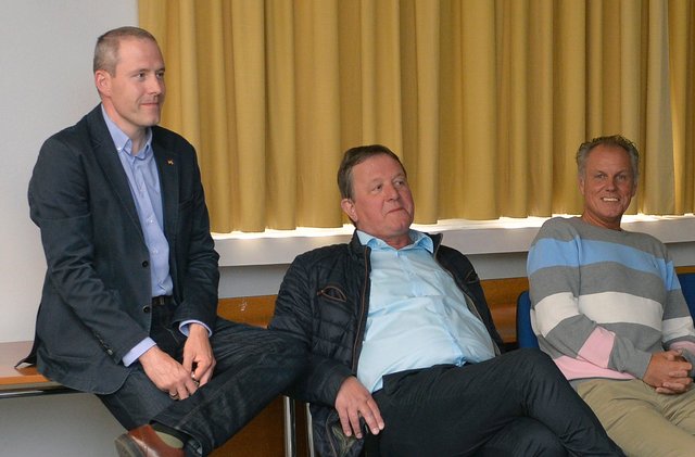 Warten auf die erste Hochrechnung: Der CDU-Fraktionsvorsitzende Peter Rademacher, CDU-Ratsherr Ulrich Namyslo und der Gladbecker CDU-Parteivorsitzende Dietmar Drosdzol (von links).