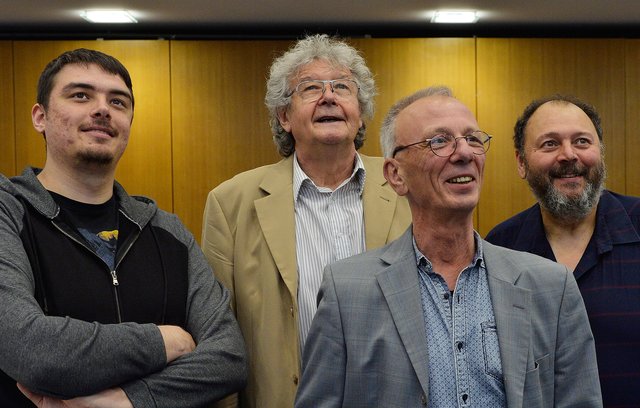 Die Gladbecker Vertreter dre Partei "die Linke" beobachten intensiv die Wahlberichterstattung auf dem großen Monitor im Ratssaal. Von links nach rechts: Benedikt Jung, Herbert Böhler, Rüdiger Jukosek und Olaf Jung.