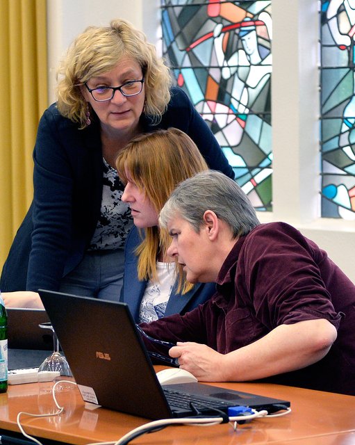 Bei der Wahlergebnis-Präsentation hatten die Verwaltungs-Mitarbeiterinnen organisatorisch alles bestens im Griff.
