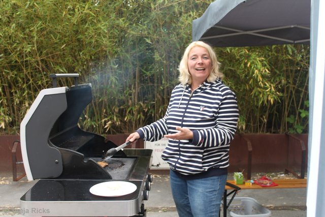 Die 1. Vorsitzende Melanie Brüsseler kümmerte sich um die Verpflegung