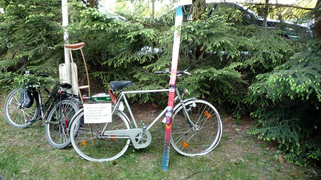 Zwei strapazierte Räder erinnerten an die Alpenüberquerungen.