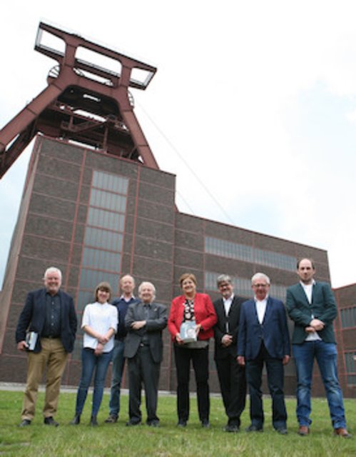 Die Macherinnen von Zeit-Räume-Ruhr: (von l. nach r.) Prof. Dr. Ulrich Borsdorf, Alrun Berger, Prof. Dr. Ludger Claßen, Prof. Heinrich Theodor Grütter, Karola Geiß-Netthöfel, Prof. Dr. Stefan Berger, Dr. Dieter Nellen, Philipp Bänfer