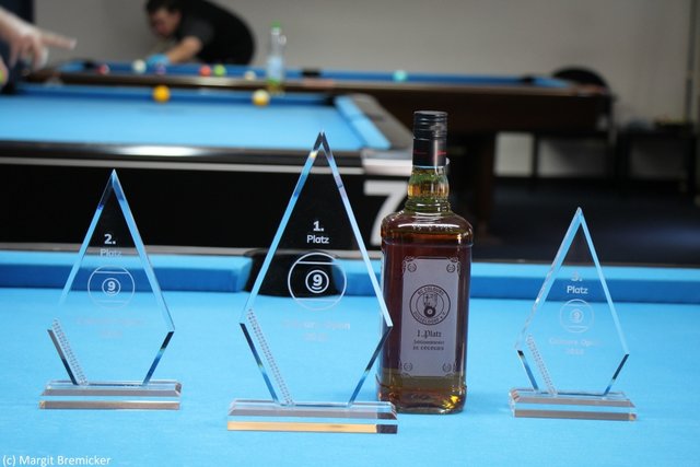 Die Siegerpokale und die "Sonderedition" Jim Beam"