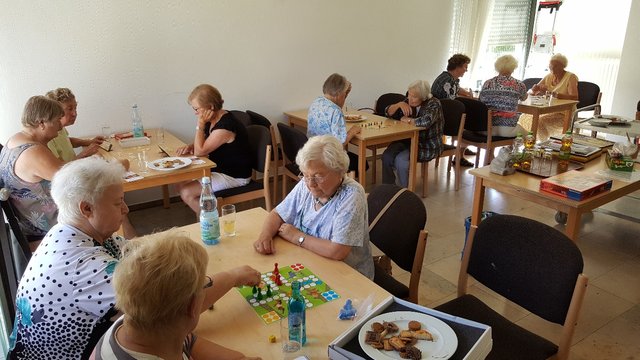 ... das beliebte Cafe Hand in Hand für Seniorinnen und Senioren statt.