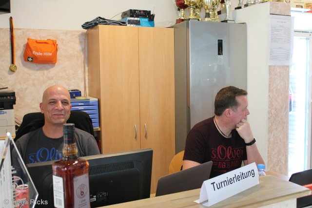 Tunrierleitung Carsten Sliwka und Streambeauftragter Michael Stahl am Arbeitsplatz