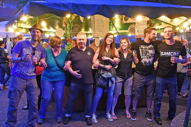 Schunkeln bei leckeren Weinen? Im Center Carrée ab heute Nachmittag wieder möglich! Viel Programm bis Samstag - nix wie hin! Archivfoto: Janz