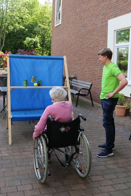 Abgeräumt hat Wilma Schönhoff beim Dosenwerfen, betreut durch einen ambitionierten Teilnehmenden der 72-Stunden-Aktion des BDKJs.
