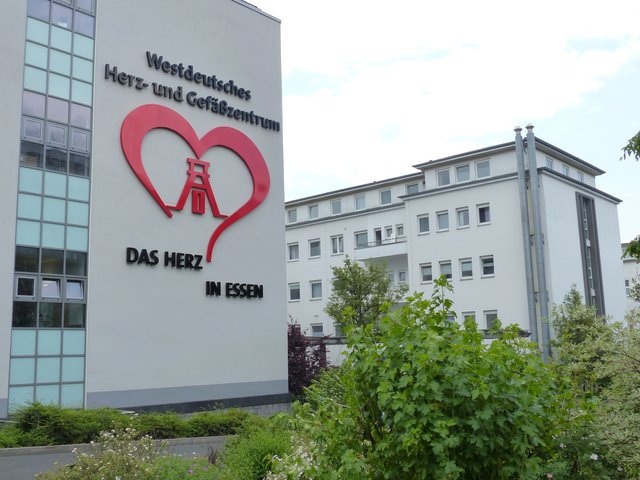 Im Westdeutschen Herz- und Gefäßzentrum an der Universitätsklinik Essen macht die räumliche Nähe von Kardiologie, Angiologie, Herz-Thoraxchirurgie und Gefäßchirurgie kurze Wege und eine ganzheitliche Versorgung der Patienten möglich.