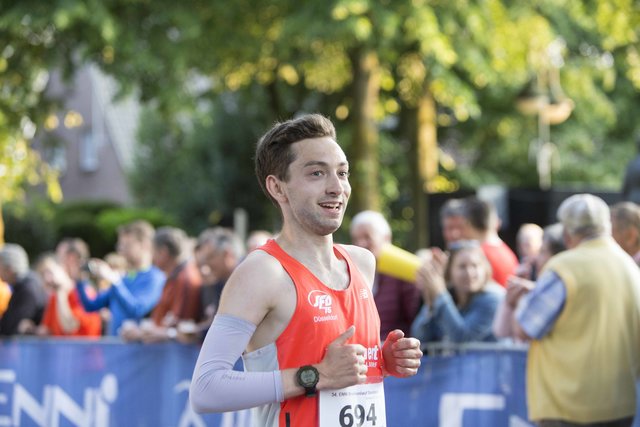 Maximilian Thorwirth gewinnt den 10km Brunnenlauf in Sonsbeck