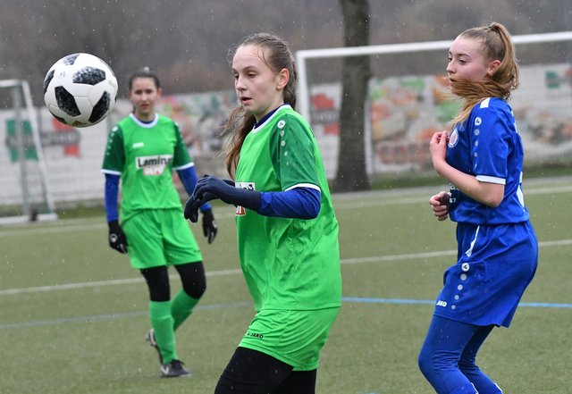 Schwer taten sich die U17 Mädchen gegen den TSV Urdenbach.
Foto: Bangert
