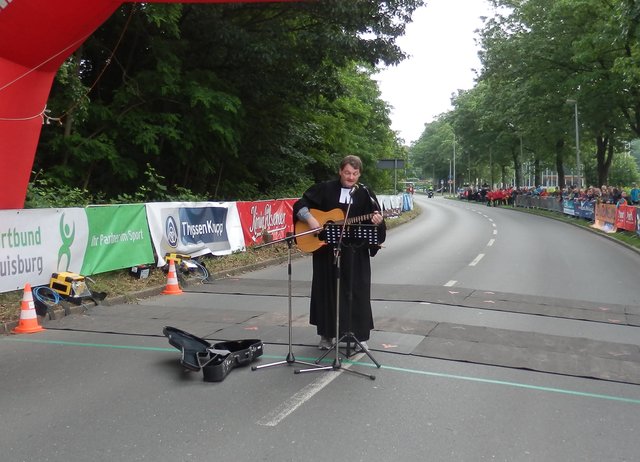 Pfarrer Jürgen Muthmann schickt nicht nur die Teilnehmer an der 5. Deutschen Kirchenmeisterschaft, sondern, wie übrigens seit vielen Jahren schon, sämtliche Starter beim Rhein-Ruhr-Marathon auf die sportliche Reise.