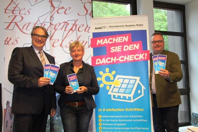 Sie werben für die Solarkampagne, v.l.: Carsten Schier, Dr. Andrea Rüdiger und Bodo Klimpel. Foto: Stadt