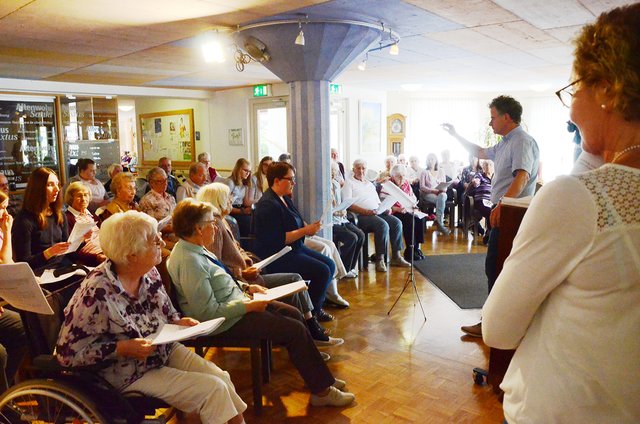 Voll war es bei der Probe im Foyer des Altenheims St. Sixtus in Haltern. Denn zu den 20 Senioren des Bewohnerchores kamen noch neun Mitglieder des Jugendchores der Kantorei St. Sixtus hinzu.