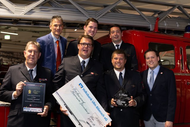 Die Redaktion des Feuerwehr-Magazins überreichte die Auszeichnung an Kasper Hilger, Ben Schulten, Yannick Richard, Tobias Tillmann sowie Christof Cremer von der Löschgruppe Wittlaer.