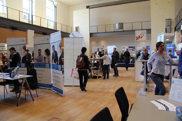 Blick in eine der Messehallen zur Mittagszeit, wo die meisten Besucher die Messe schon verlassen hatten.
