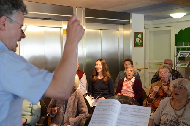 Zwischen die Senioren haben sich die neun Mitglieder des Jugendchores gesetzt. Fotos: Bischöfliche Pressestelle/Michaela Kiepe