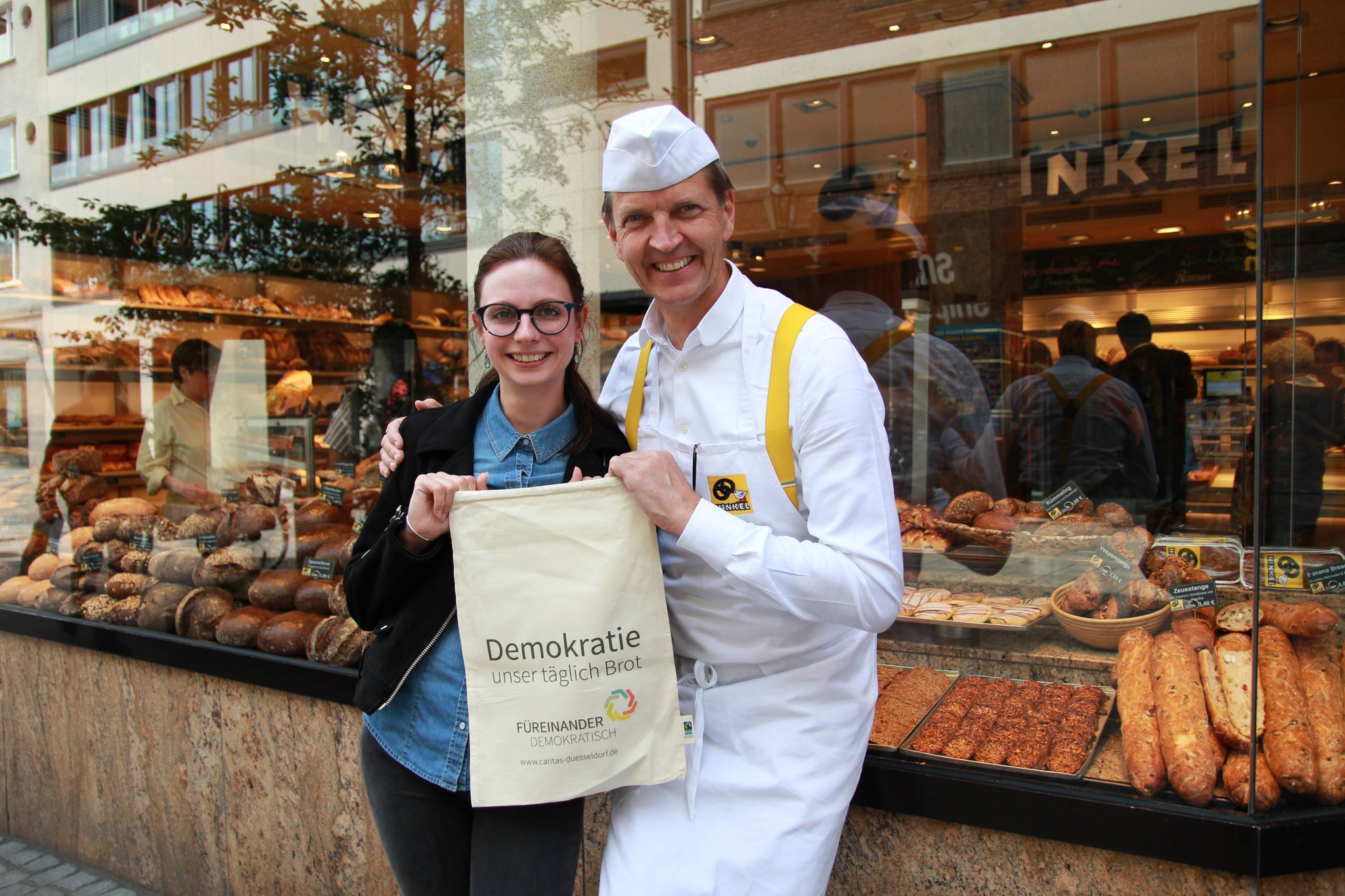 Demokratie Unser Taglich Brot Dusseldorfer Traditionsbackerei Hinkel Setzt Gemeinsam Mit Der Caritas Ein Zeichen Fur Demokratie Dusseldorf