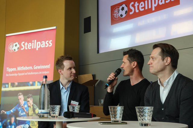 Erik Stoffelshaus (r.) und Marcel Maltritz waren zwei von mehreren Gästen beim Steilpass-Finale 2019. Links einer der beiden Moderatoren, Raphael Wiesweg | Foto: Oliver Schaper