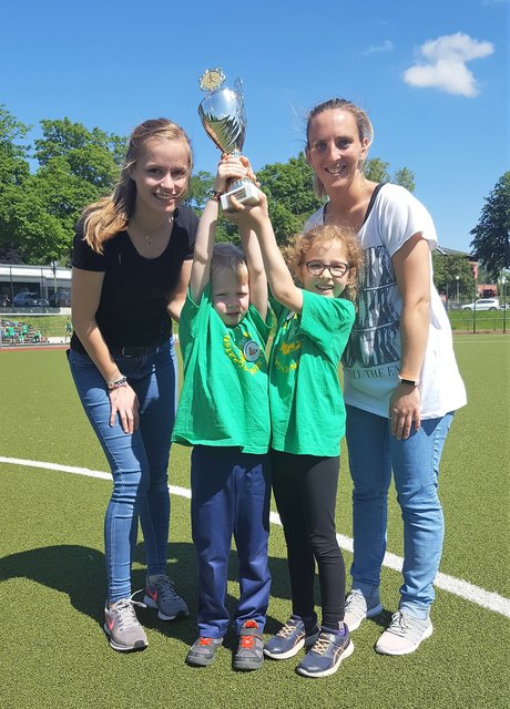 Die Erzieherinnen Katharina Jaeger und Sarah Hoffmann freuen sich mit den Pusteblumen David und Marya.
Foto: Henschke