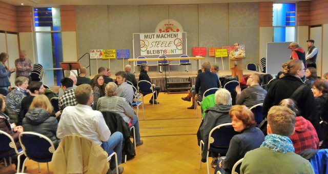 Das Bündnis "Steele bleibt bunt" beschränkt sich in seiner politischen Arbeit nicht auf Demonstrationen oder Kundgebungen, sondern betreibt auch politische Bildungsarbeit gegen Rechts. Hier während einer Veranstaltung in den Räumlichkeiten der Fürstin-Franziska-Christine-Stiftung, auf der eine AFD-Aussteigerin zu Wort kam, die bis dahin in Thüringen die blau-alternative Landespressearbeit zu verantworten hatte.