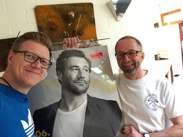 (v.l.) Florian Heiligenhauser, Sasha und Erich-W. Heinser bei den Vorbereitungen für die Laternengalgen. "Wir machen das jetzt schon lange zusammen. Wir sprechen kaum, da jeder Handgriff sitzt", lacht Heinser.
