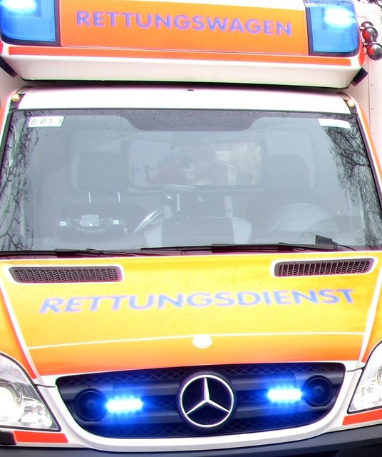 Rettungswagen brachten die beiden Verletzten ins Krankenhaus.