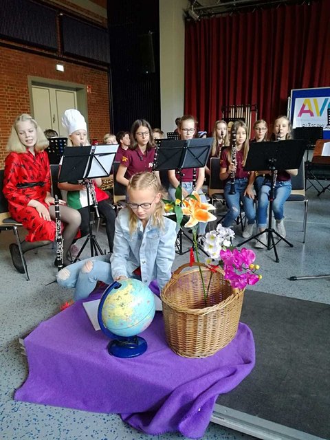 Die AVG-Bläserklasse erspielte sich den dritten Platz (in der Kategorie 2. Lernjahr) beim Deutschen Musikfest in Osnabrück. Damit erreichten die Schüler ihr Ziel "auf's Treppchen" zu kommen.
Zum vorgegebenen Thema "Unsere Welt klingt bunt" hatte sich die AVG-Bläserklasse ein vielfältiges Programm ausgedacht.