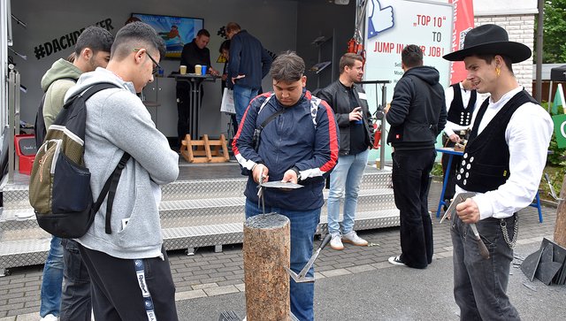 Bei den Dachdeckern konnte man auch selbst Hand anlegen und eine Schieferplatte unter fachkundiger Anleitung bearbeiten.